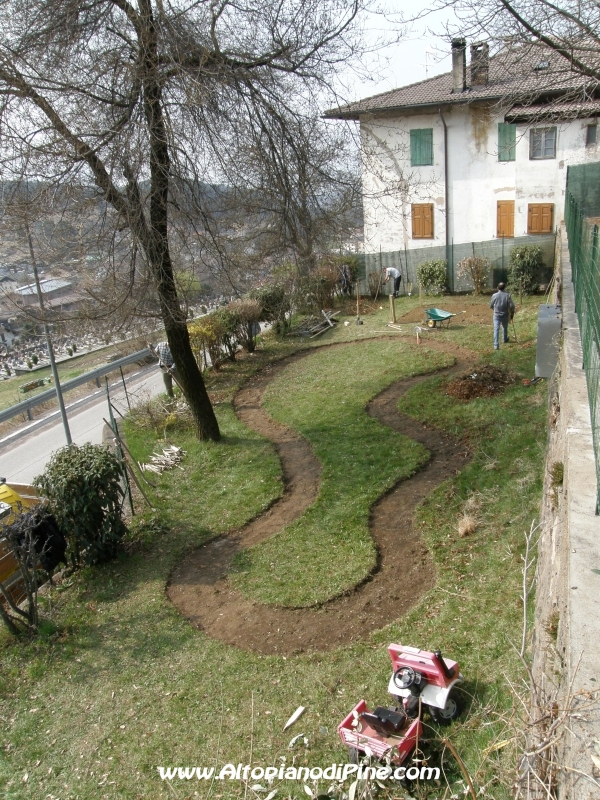 Pulizia esterni Scuola dell'Infanzia di Baselga 2012 - i volontari al lavoro