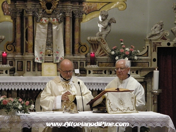 Don Stefano e don Carlo concelebrano la S. Messa del Corpus Domini