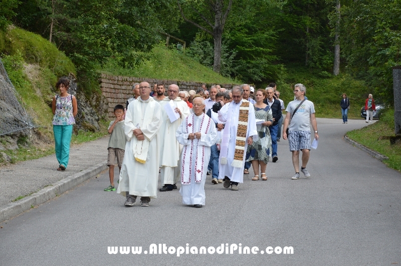 Processione verso il Santuario di Montagnaga dedicato a S. Anna border=