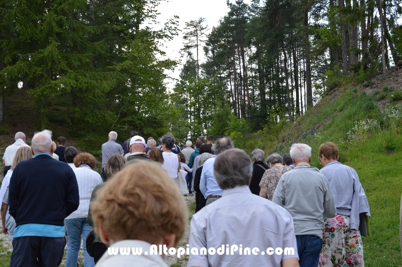 Processione verso il Santuario di Montagnaga dedicato a S. Anna