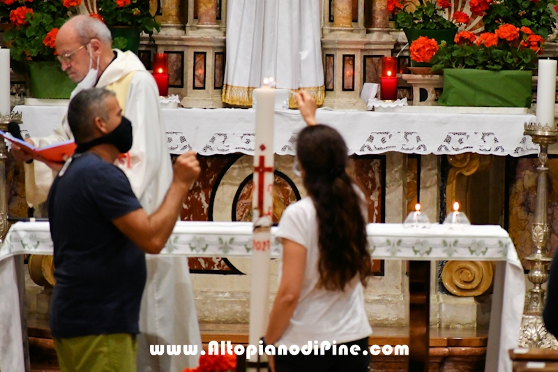 Liturgia della luce con accensione delle candele al cero pasquale- Santuario di Montagnaga border=