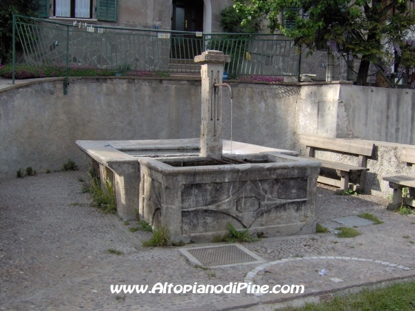 Vecchia fontana in pietra in localit Bernardi