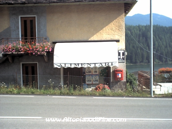 Negozio di alimentari di Sternigo al lago