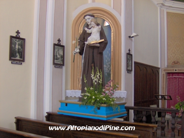 La statua di Sant Antonio portata in processione 