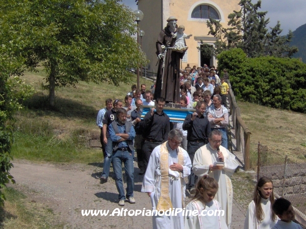 Don Luigi Benedetti, parroco di Rizzolaga, accompagna la statua del Santo in processione