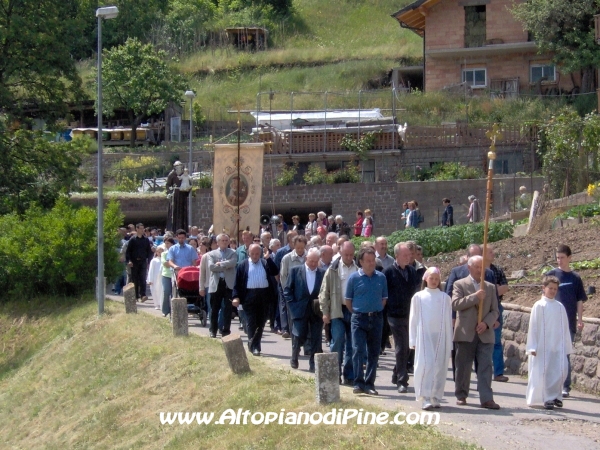 La processione lungo le vie del paese