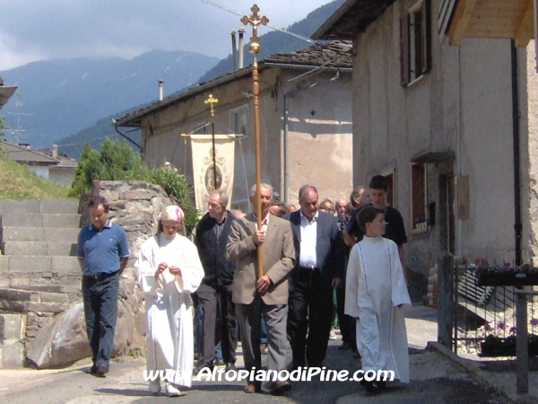 La Croce in  teasta alla processione scortata da due chirichetti