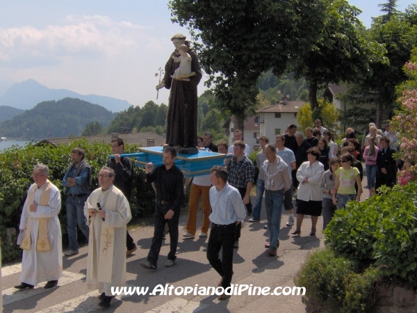 La statua di Sant Antonio, con il gilio, il bambinello e la bibbia