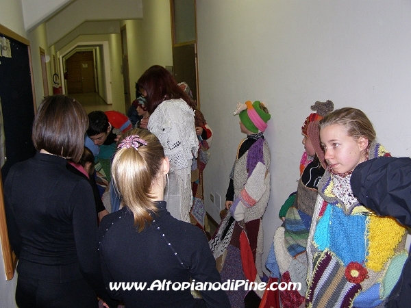 Una persona dopo l'altra indossano una parte del Family Dress