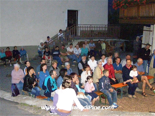 La gente che ha ascoltato la musica e le poesie