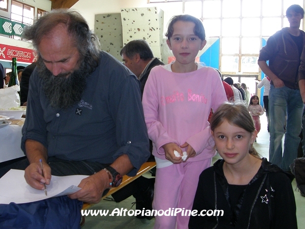 Fausto De Stefani firma e dedica i disegni realizzati dalle due ragazze