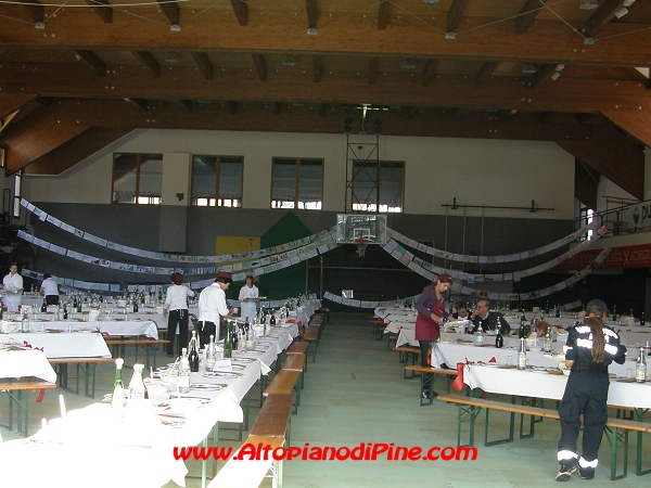 Preparativi della sala per il Pranzo Sociale