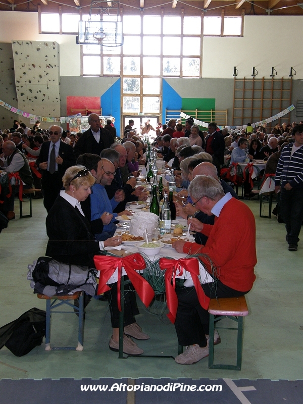 Una delle tavolate - Pranzo Sociale 114 Congresso SAT