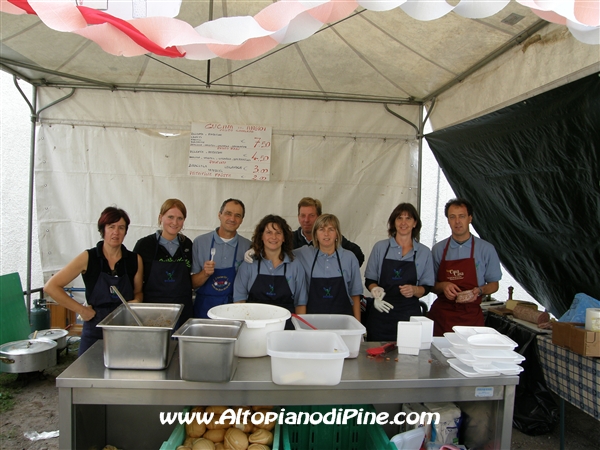 Foto di gruppo dei volontari adetti alla cucina