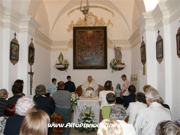 La S. Messa celebrata da don Silvio nella chiesetta dei Santi Angeli Custodi