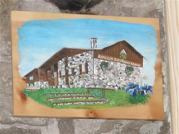 Un disegno del rifugio appeso all'interno