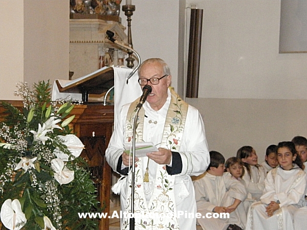 Don Giovanni Avi saluta Don Stefano Volani a nome dei parroci pinetani 