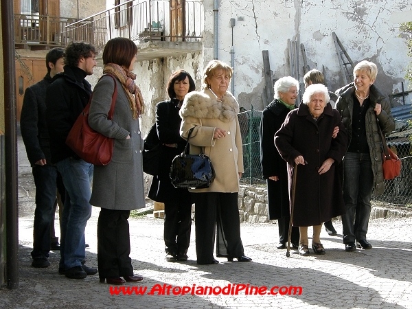 La centenaria Irene Mattivi accompagnata dai nipoti