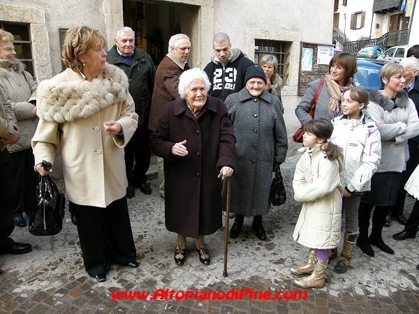 Irene Mattivi all'uscita dalla chiesa assieme alla sorella Carolina