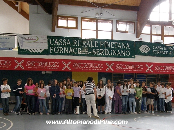 Il coro della Scuola Media diretto dall'insegnante  Elisabetta Nanni