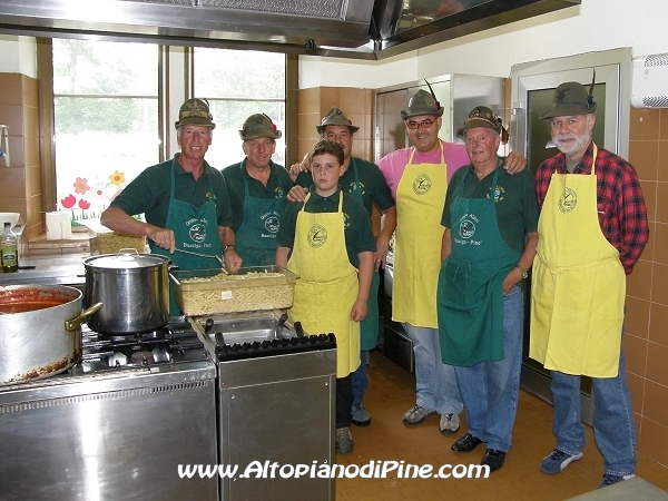 Gli Alpini di Baselga impegnati in cucina - Mai Zeder 2009