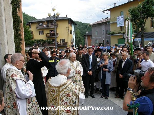 PLa benedizione della gente da parte di don Gabriele Bernardi