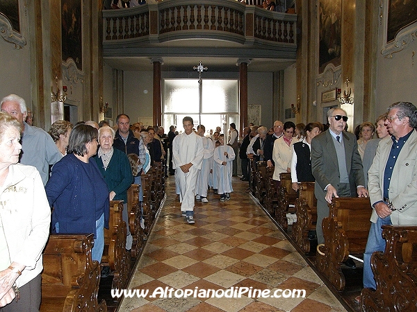 Ingresso in chiesa di don Livio Dallabrida e dei concelebranti