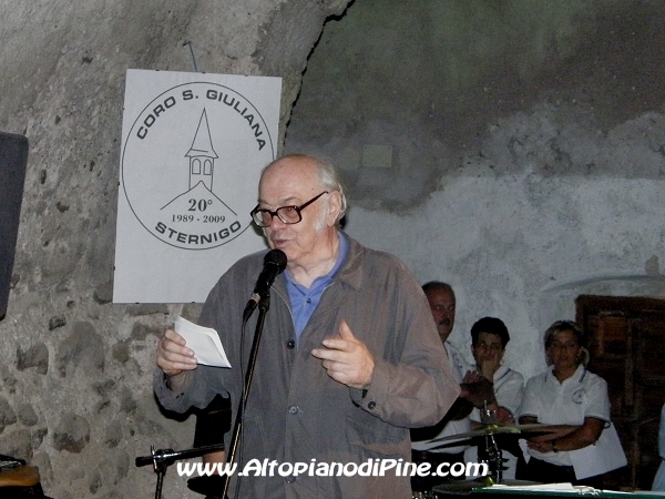 Elio Fox che presenta i poeti - Musica e Poesia 2009 a Sternigo