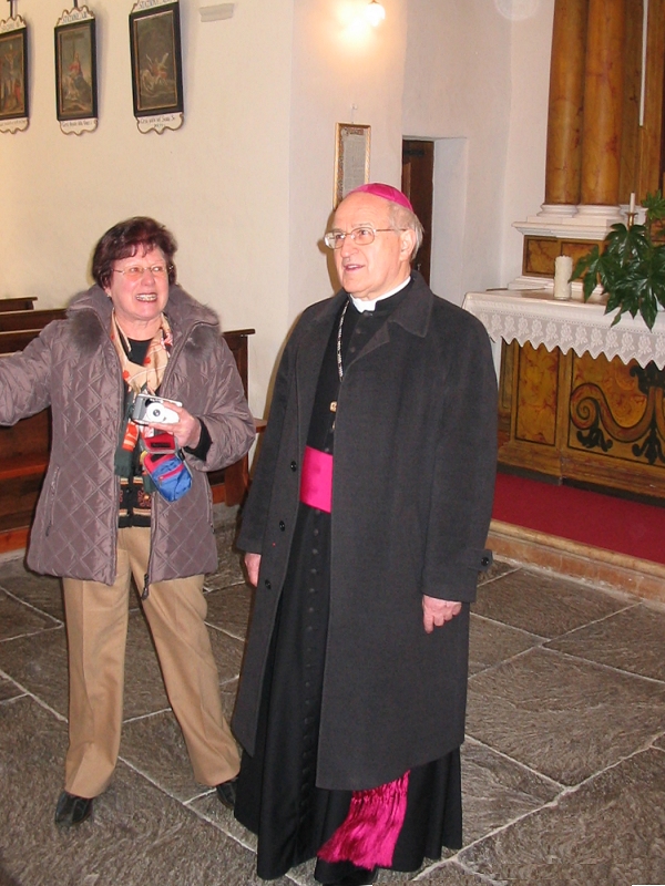Aldina Martinelli illustra all'Arcivescovo la Chiesa di San Giuseppe a Vigo - foto Luciano