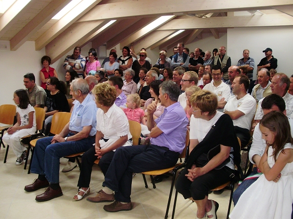 La numerosa gente presente all'inaugurazione - Rizzolaga Sant Antonio 2010 - foto Paola Plancher