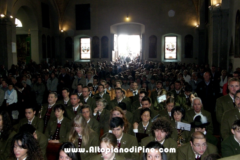 La numerosa gente presente alla celebrazione religiosa