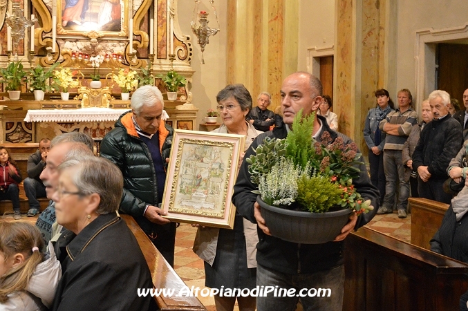 90 compleanno don Emilio Simeoni - alcuni doni portati sull'altare assieme a pane e vino