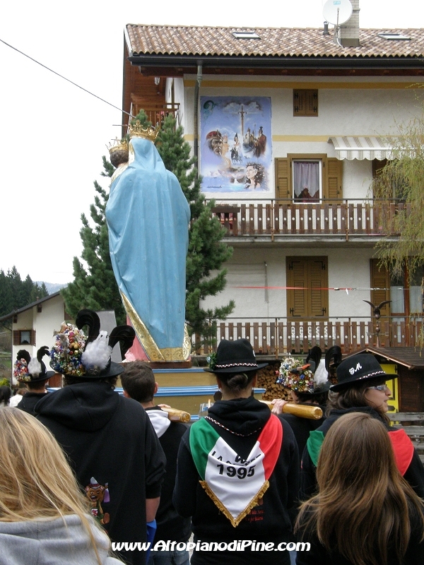 La statua della Madonna del Buon Consiglio portata dai coscritti del 1995