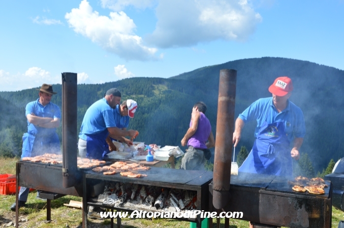 Preparazione della carne - Rifugio Pontara - festa delle famiglie - agosto 2013