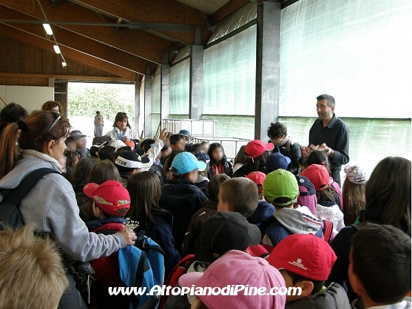 Gemellaggio Fossoli-Miola 2013 - il vetrinario Michele Dallapiccola che spiega ai bambini