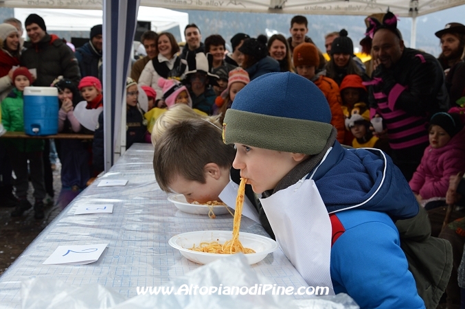 Sagra S.Giuliana 2014 - Sbigolada piccoli, la gara a chi mangia piú veloce