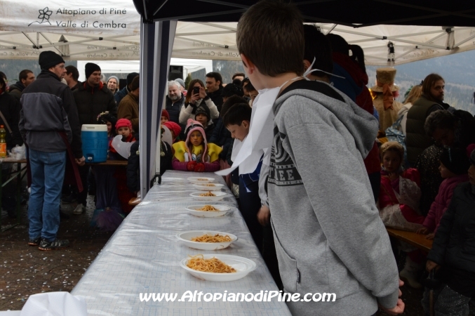 Sagra S.Giuliana 2014 - Sbigolada ragazzi, la gara a chi mangia piú veloce