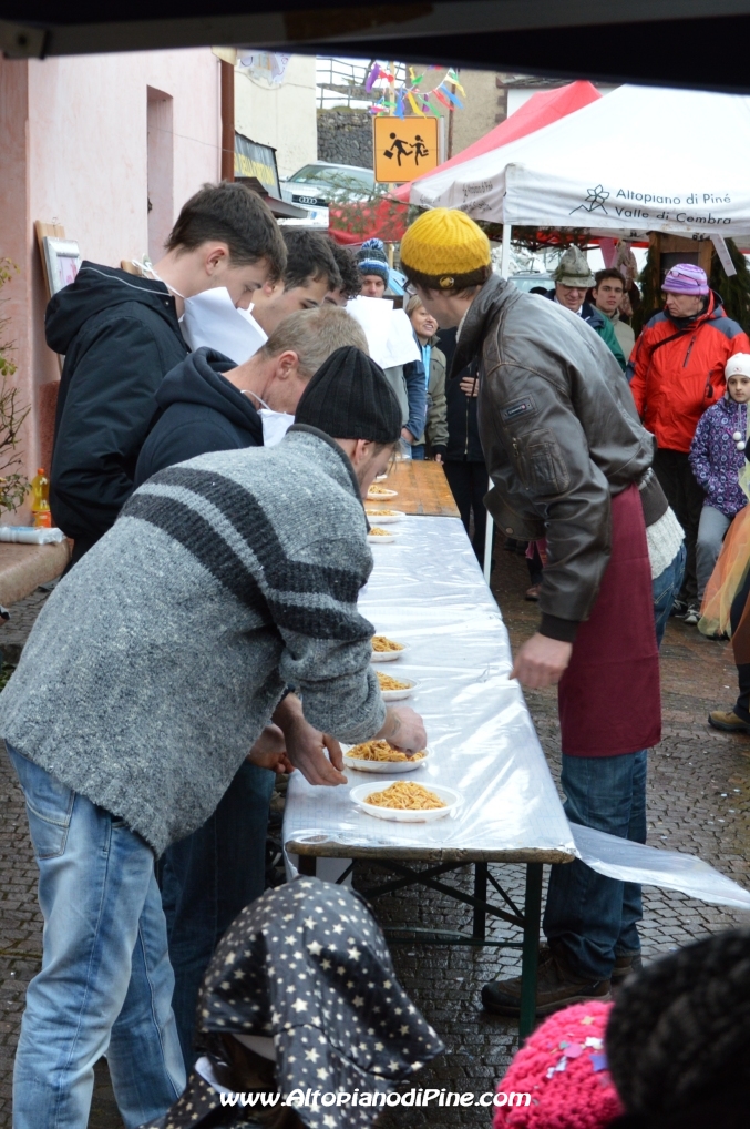 Sagra S.Giuliana 2014 - Sbigolada adulti, la gara a chi mangia piú veloce