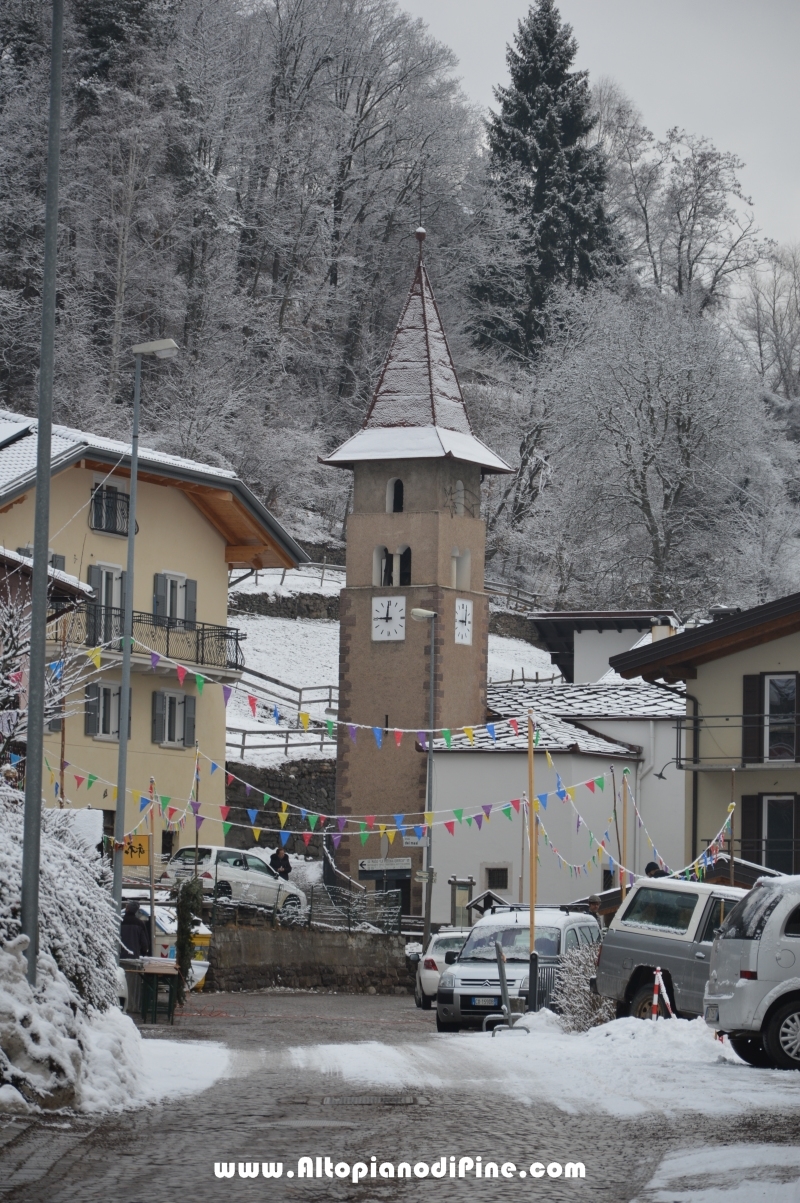 Sagra S.Giuliana 2015 - la leggera nevicata della notte sulla chiesa di Sternigo