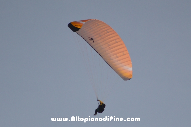 I parapendi che si sono alzati in volo da Costalta