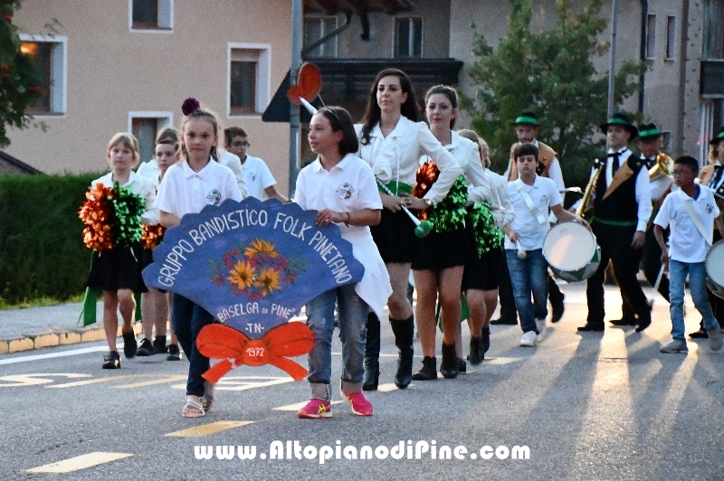 Concerto Banda Giovanile Pine', Gruppo Bandistico Folk Pinetano ed esibizione Majorettes