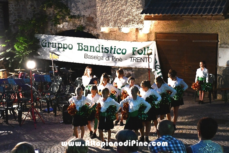 Concerto Banda Giovanile Pine', Gruppo Bandistico Folk Pinetano ed esibizione Majorettes