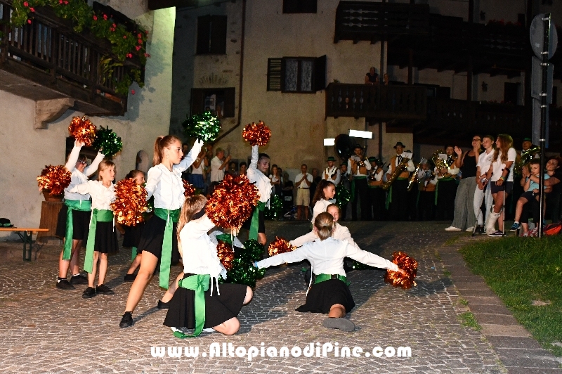 Concerto Banda Giovanile Pine', Gruppo Bandistico Folk Pinetano ed esibizione Majorettes