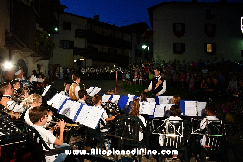 Concerto Banda Giovanile Pine', Gruppo Bandistico Folk Pinetano ed esibizione Majorettes