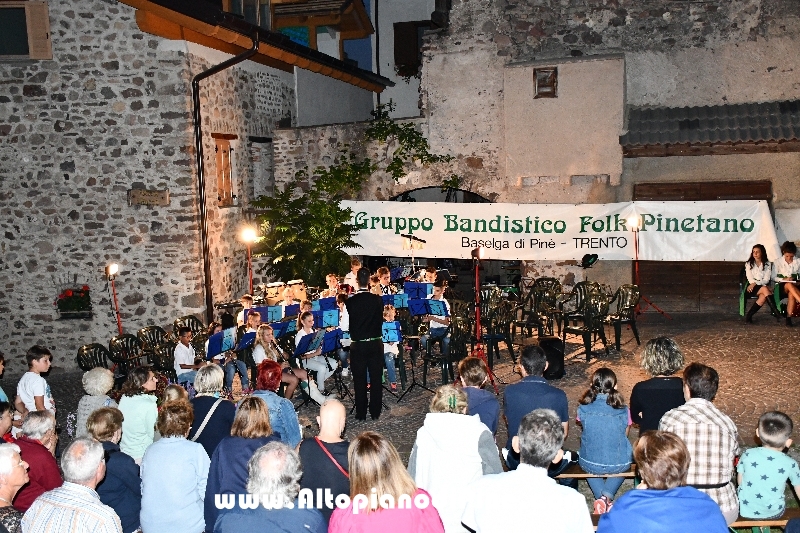 Concerto Banda Giovanile Pine', Gruppo Bandistico Folk Pinetano ed esibizione Majorettes 