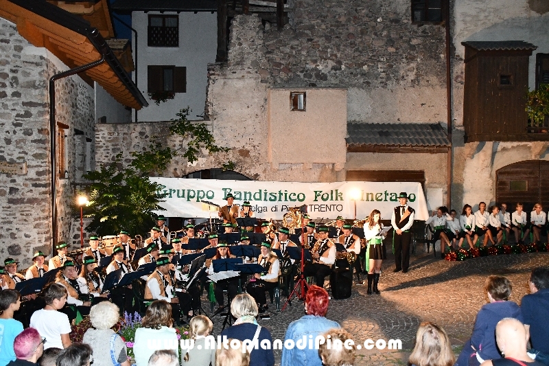 Concerto Banda Giovanile Pine', Gruppo Bandistico Folk Pinetano ed esibizione Majorettes