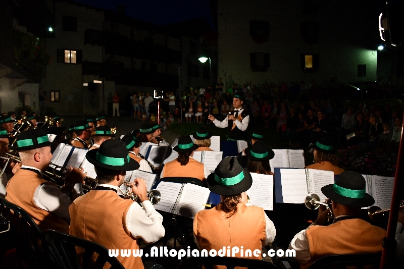 Concerto Banda Giovanile Pine', Gruppo Bandistico Folk Pinetano ed esibizione Majorettes