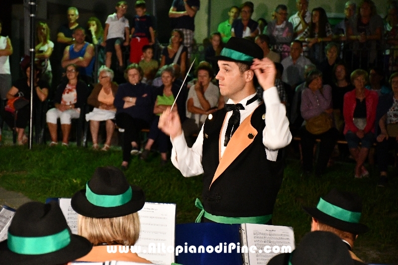 Concerto Banda Giovanile Pine', Gruppo Bandistico Folk Pinetano ed esibizione Majorettes