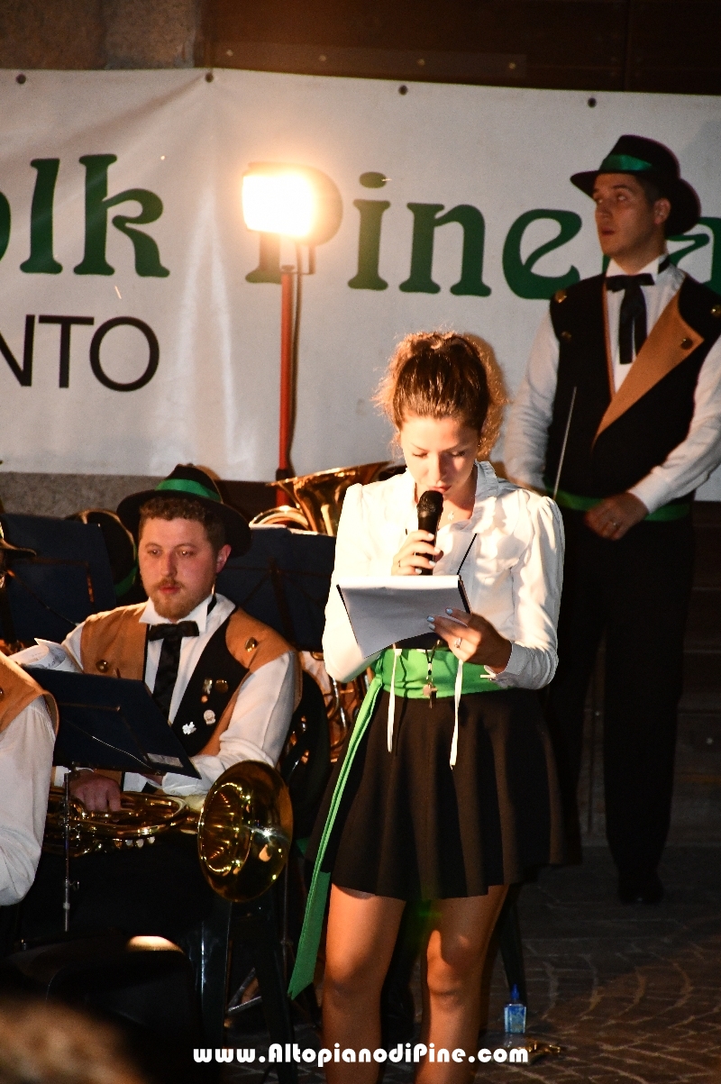 Concerto Banda Giovanile Pine', Gruppo Bandistico Folk Pinetano ed esibizione Majorettes