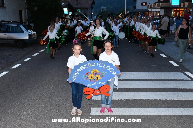 Concerto Banda Giovanile Pine', Gruppo Bandistico Folk Pinetano ed esibizione Majorettes